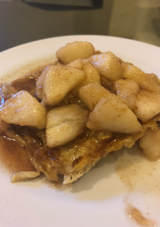 Una foto de Waffle de avena sabor canela con peras quemadas al ron - merienda rápida, sana y muuuuy rica!