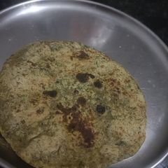 A picture of Methi ka paratha.