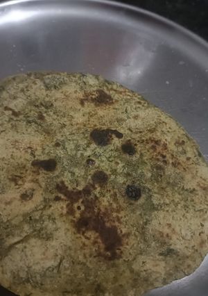 A picture of Methi ka paratha.