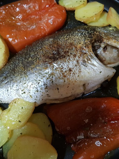 Una foto de Dorada al horno con patatas y pimientos