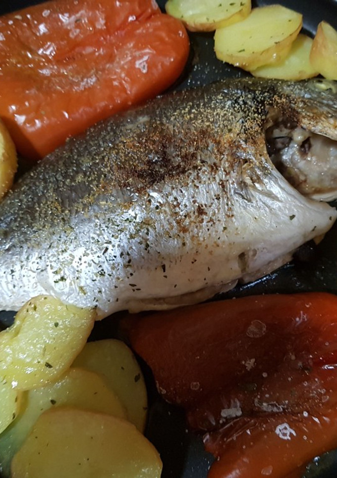 Una foto de Dorada al horno con patatas y pimientos