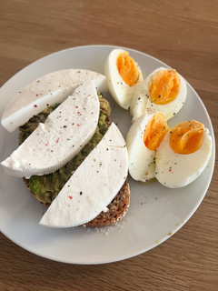 Foto principal de Tostada de aguacate con queso fresco y dos huevos cocidos