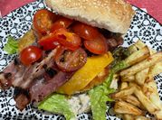 Une photo de sauce hamburger au poulet