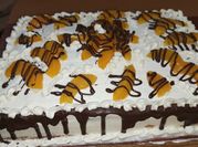 Una foto de chantilly con crema de leche