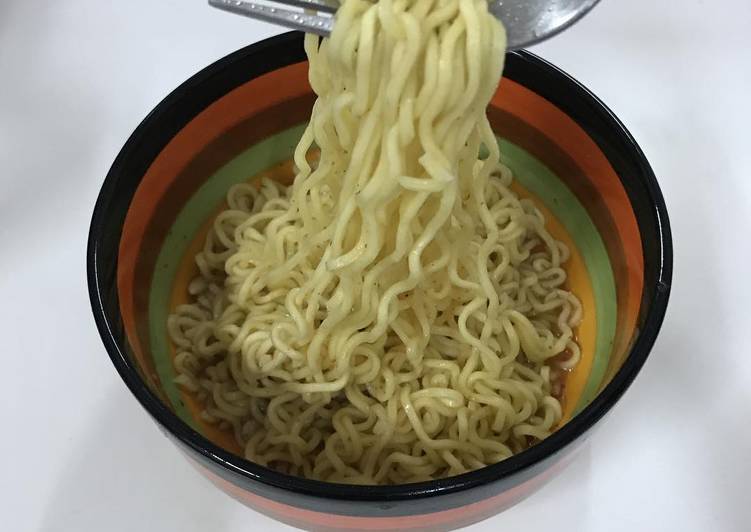 شوربة الاندومي السريعه بالخضار