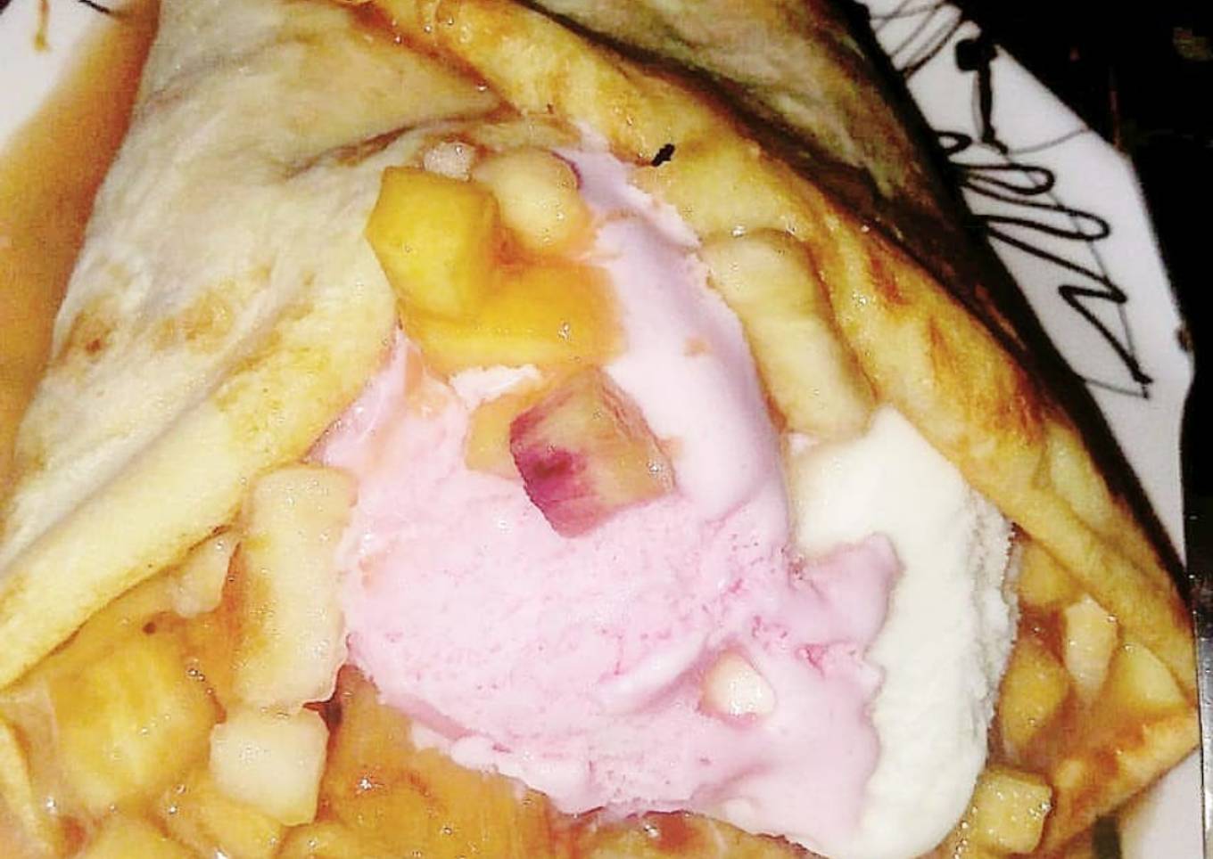 Crepes de frutas y helado