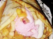 Una foto de crepes con fresas