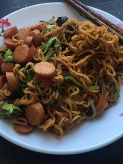 Hình của món Mỳ xào xúc xích.