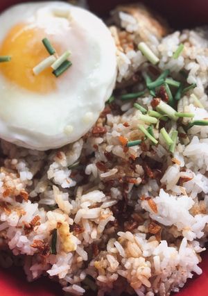 A picture of Garlic egg rice.