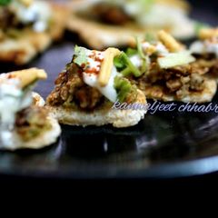 A picture of Brown bread papdi chana chat.