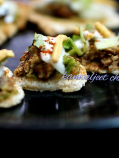 A picture of Brown bread papdi chana chat.