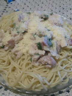 Una foto de Fideos con salsa de pollo y crema