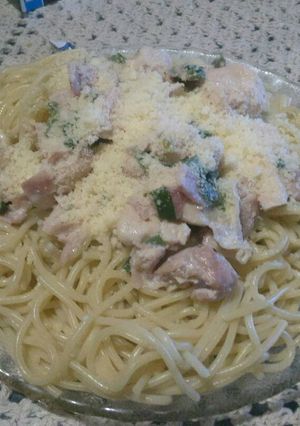 Una foto de Fideos con salsa de pollo y crema