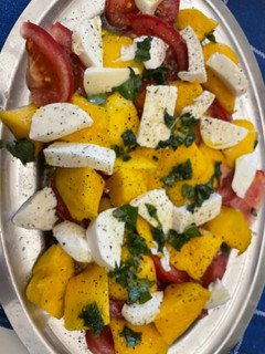 Una foto de Ensalada de mango y tomate