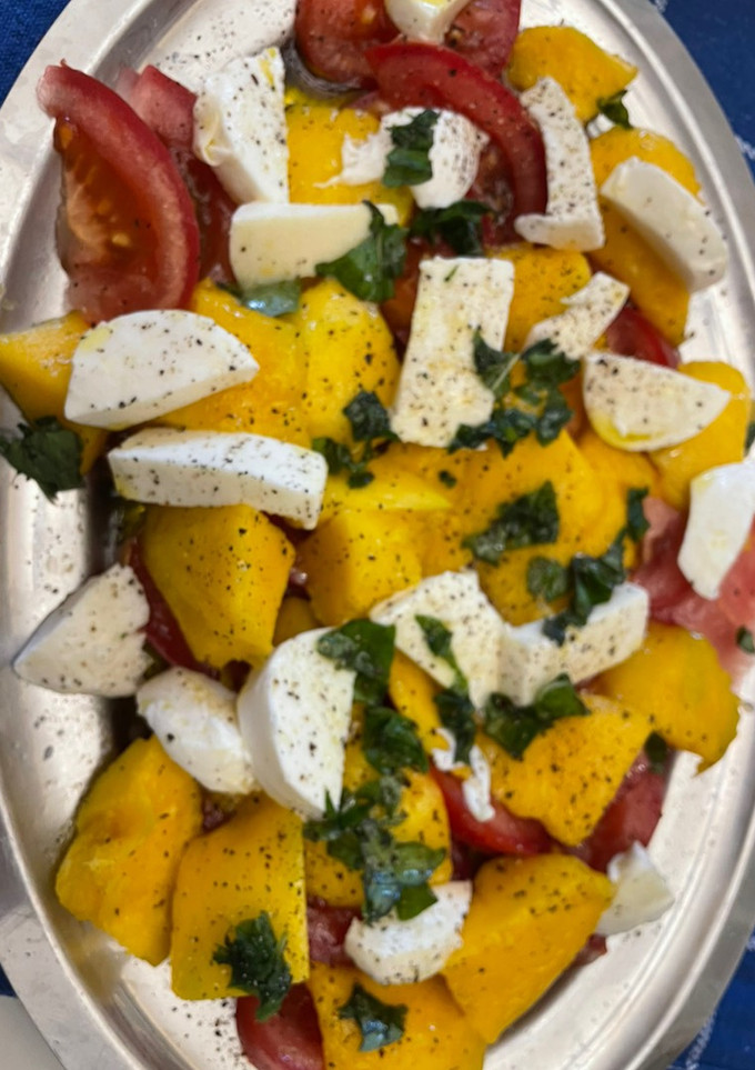 Una foto de Ensalada de mango y tomate