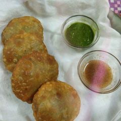 A picture of Matar kachori.