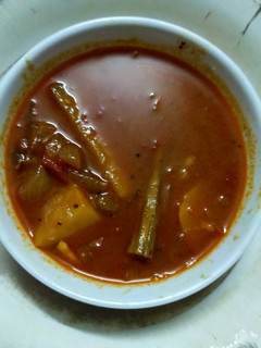 முருங்கைக்காய், கத்தரிக்காய், உருளைக்கிழங்கு புளிக்குழம்பு செய்முறை முக்கிய புகைப்படம்