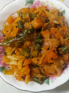 கேரட் பீன்ஸ் முட்டைக்கோஸ் பொரியல்(carrot beans cabbage poriyal recipe in tamil) செய்முறை முக்கிய புகைப்படம்