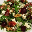 Ensalada de rúcula con brevas, uvas morada y queso Feta