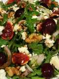 Ensalada de rúcula con brevas, uvas morada y queso Feta