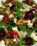 Ensalada de rúcula con brevas, uvas morada y queso Feta