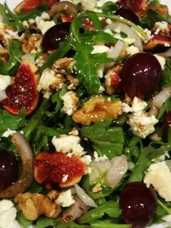 Una foto de Ensalada de rúcula con brevas, uvas morada y queso Feta
