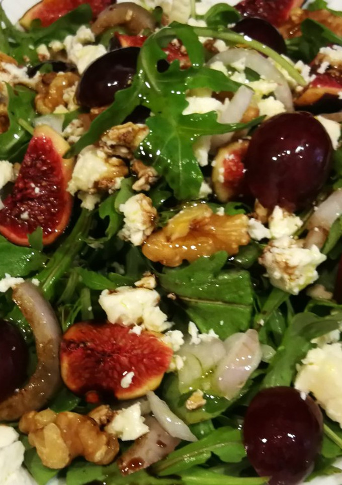Una foto de Ensalada de rúcula con brevas, uvas morada y queso Feta