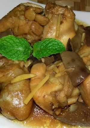 Hình của món Gà Kho Nấm Mèo.