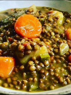 Una foto de Lentejas vegetales con jengibre, cúrcuma y cilantro 🌿