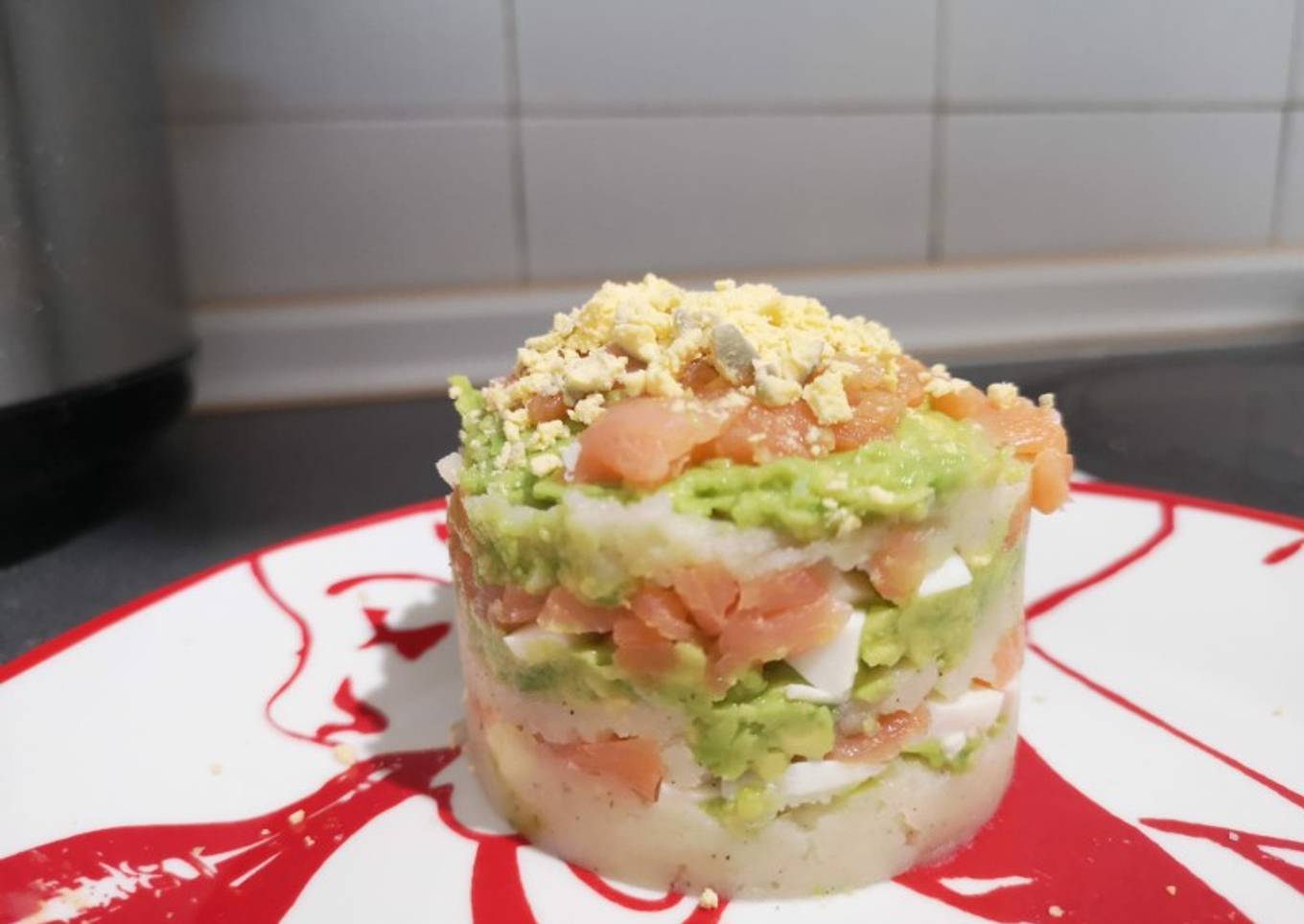 Tartar de salmón, patata, aguacate y huevo