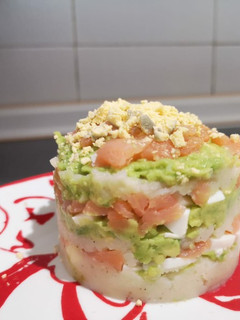 Una foto de Tartar de salmón, patata, aguacate y huevo