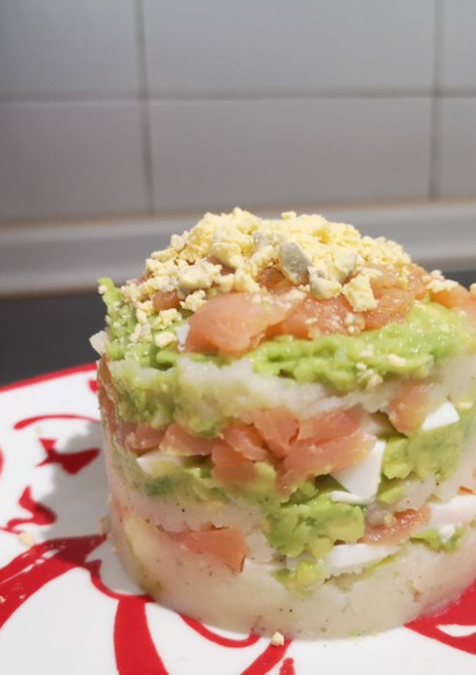 Una foto de Tartar de salmón, patata, aguacate y huevo