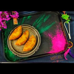 A picture of Khasta Gujiya.
