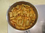Una foto di paccheri ai gamberi