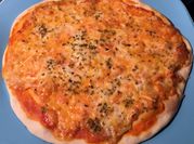 Una foto de pizza de orégano con cuatro quesos