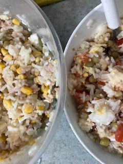 Una foto de Arroz con atún completito