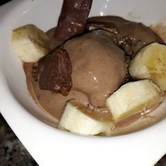 A picture of Biscuits and banana ice cream.
