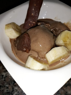 A picture of Biscuits and banana ice cream.