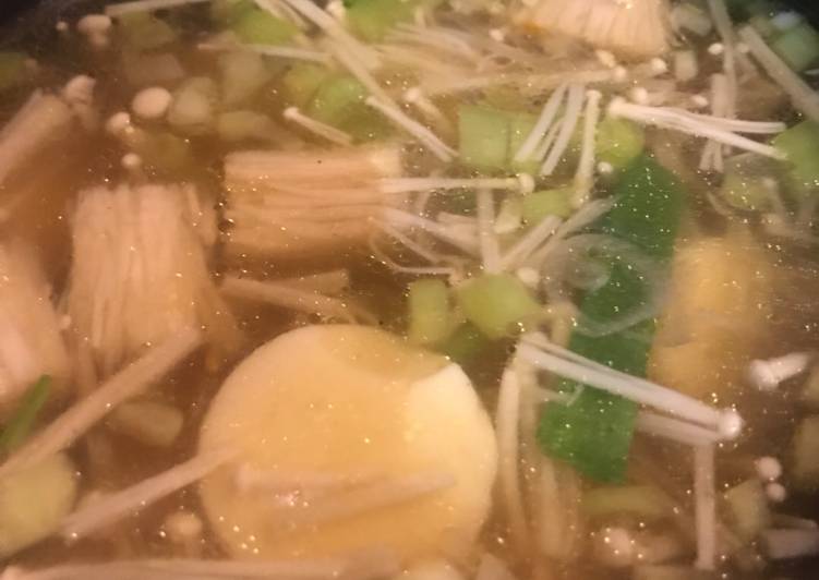 Langkah Mudah untuk Menyiapkan Sup jamur enokitake tofu yang Enak Banget