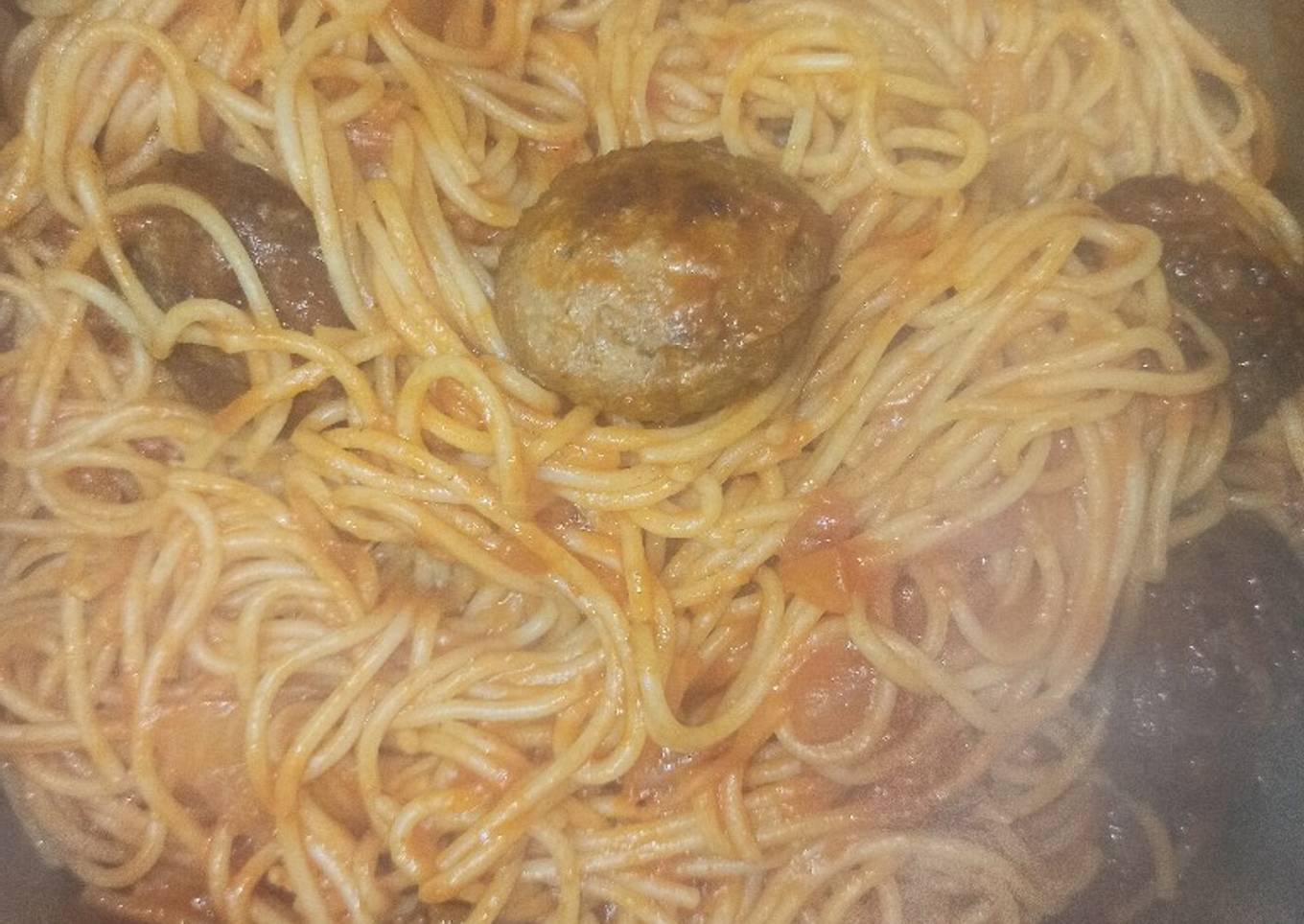 Espaguetis con albóndigas