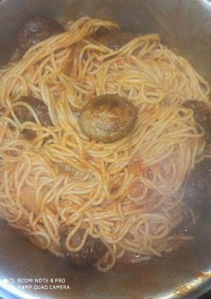 Una foto de Espaguetis con albóndigas