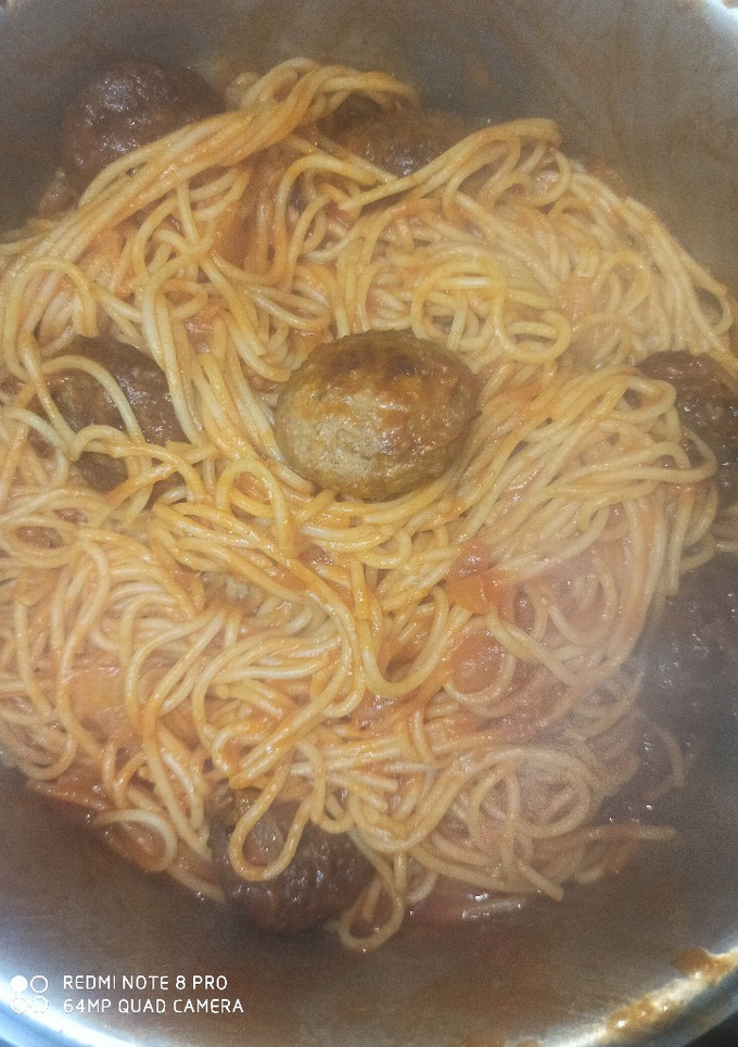 Una foto de Espaguetis con albóndigas