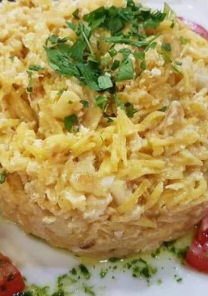 Una foto de Bacalao dorado con salsa de ajo