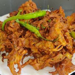 A picture of Crispy onion pakoda / kurkuri kanda bhajji.