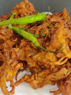 A picture of Crispy onion pakoda / kurkuri kanda bhajji.