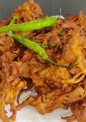 A picture of Crispy onion pakoda / kurkuri kanda bhajji.