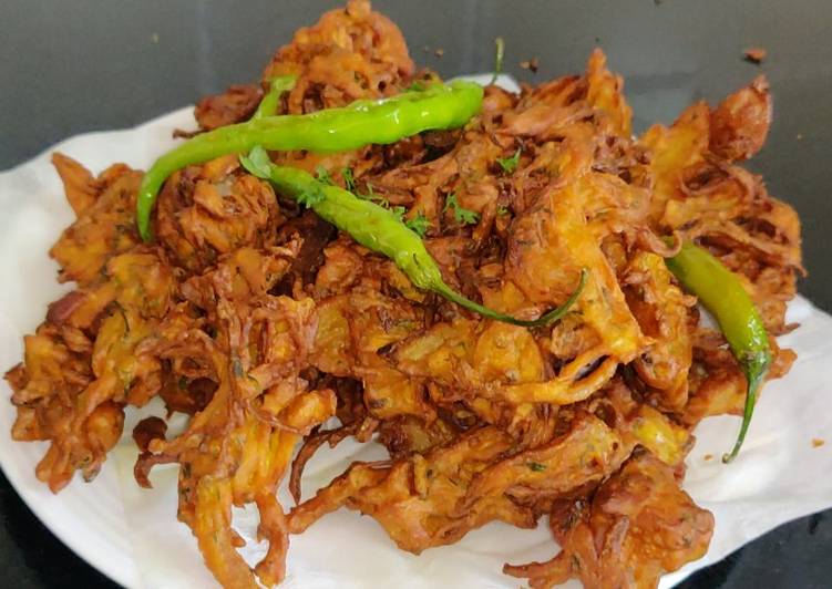 Recipe of Quick Crispy onion pakoda / kurkuri kanda bhajji