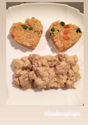 Tejszínes majoránnás csirke rizibizivel recept fotója