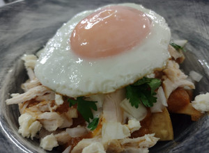 Una foto de 🌶️Chilaquiles rojos con pollo🍗