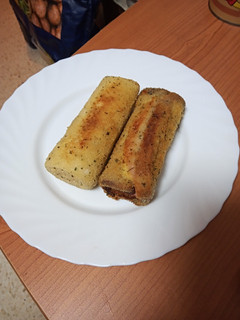Una foto de Rollitos de jamón cocido y queso fritos